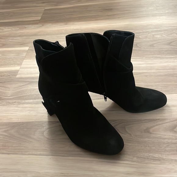 Black suede heeled boots - Picture 2 of 3